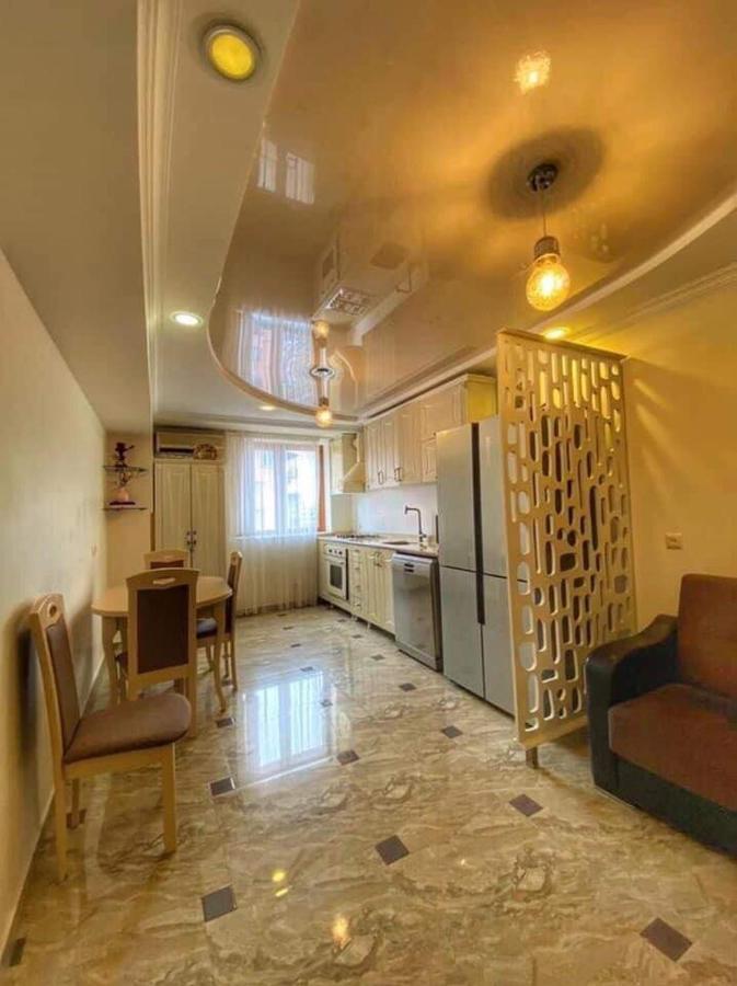 Apartment Dolphin Batoumi Extérieur photo